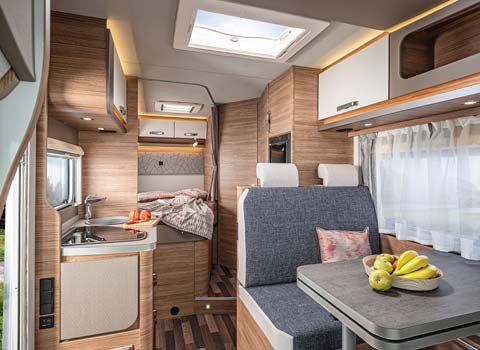 Innenansicht Wohnmobil / Reisemobil komfort für zwei Personen Innenansicht Wohnmobil / Reisemobil komfort für zwei Personen