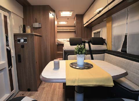 Innenansicht Wohnmobil / Reisemobil für vier Personen Innenansicht Wohnmobil / Reisemobil für vier Personen