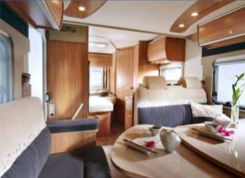 Innenansicht Wohnmobil / Reisemobil für vier Personen Innenansicht Wohnmobil / Reisemobil für vier Personen